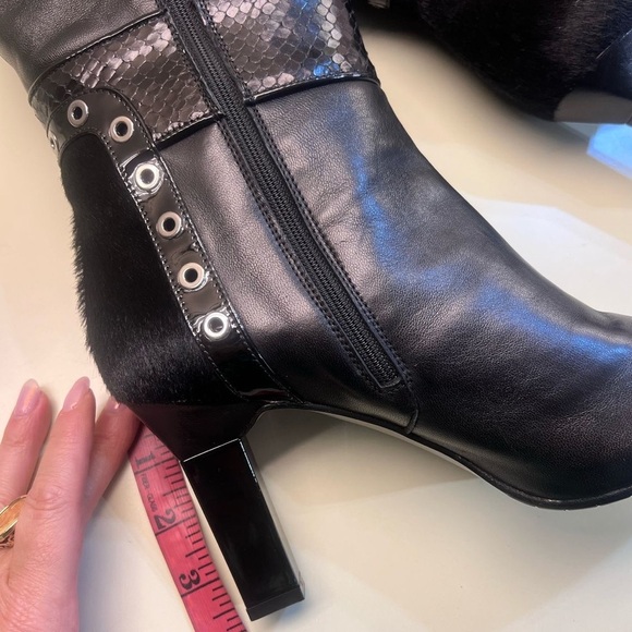 MARINO FABIANI MADE IN ITALY LEATHER Sleek Black Heeled Boots with Chain Detail - Picture 3 of 6